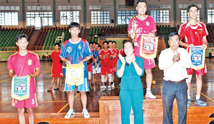 Ông Hồ Đắc Việt Thanh, Phó Giám đốc Sở Văn hóa - Thể thao và Du lịch cùng bà Nguyễn Thị Hồng Phượng, Phó Chủ tịch Hội Nông dân tỉnh trao giải.