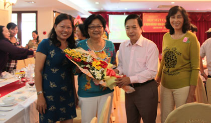 Bí thư tỉnh ủy Trần Thế Ngọc tặng những đóa hoa tươi thắm cho các nữ cán bộ lãnh đạo trong tỉnh.