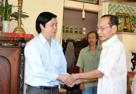 Ông Nguyễn Văn Danh, Phó Bí thư Thường trực Tỉnh ủy thăm hỏi gia đình chính sách ở xã Mỹ Phong, TP. Mỹ Tho.
