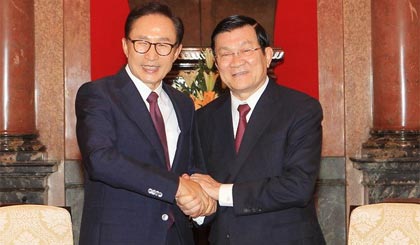 Chủ tịch nước Trương Tấn Sang tiếp cựu Tổng thống Hàn Quốc Lee Myung Bak đang ở thăm Việt Nam. Ảnh: Nguyễn Khang/TTXVN