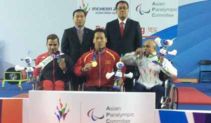 Lực sỹ Lê Văn Công (giữa) phá kỷ lục thế giới mới ở hạng 49kg nam môn cử tạ 