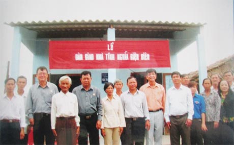 Hội CCB tỉnh tặng nhà tình nghĩa Điện Biên cho CCB Nguyễn Văn Hạnh, xã Tân Hòa Đông, huyện Tân Phước.