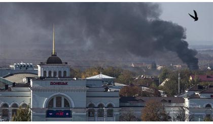 Đạn pháo làm rung chuyển Donetsk. Nguồn: Reuters