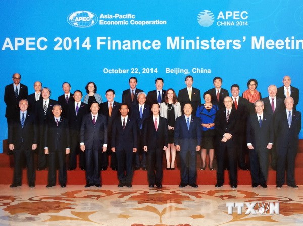Các Bộ trưởng Tài chính APEC chụp ảnh lưu niệm.