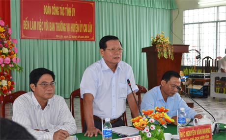Phó Bí thư Tỉnh ủy, Chủ tịch UBND tỉnh Nguyễn Văn Khang phát biểu chỉ đạo tại cuộc họp. 