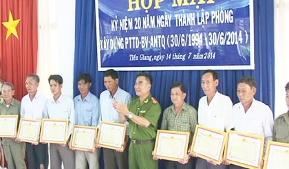 Ông Nguyễn Việt Hùng, Phó Giám đốc Công an tỉnh trao Giấy khen cho các cá nhân lập thành tích xuất sắc trong phong trào “Toàn dân bảo vệ an ninh Tổ quốc”.