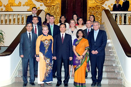 Thủ tướng Nguyễn Tấn Dũng chụp ảnh lưu niệm với đại diện các tổ chức của Liên Hợp Quốc tại Việt Nam. Ảnh: VGP/Nhật Bắc