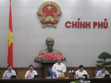 Phó Thủ tướng Nguyễn Xuân Phúc yêu cầu các lực lượng chức năng tấn công mạnh tội phạm buôn lậu, làm hàng giả và gian lận thương mại. Ảnh: VGP/Linh Đan