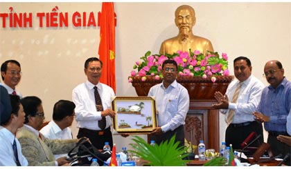 Ông Hồ Kinh Kha trao quà lưu niệm của tỉnh cho ông Md Akhte Hossain.