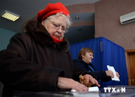 Cử tri Ukraine bỏ phiếu tại một địa điểm bầu cử ở Kiev. Ảnh: AFP/TTXVN