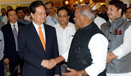 Thủ hiến bang Bihar, ông Jitan Ram Manjihi chào đón Thủ tướng Nguyễn Tấn Dũng và Đoàn cấp cao Chính phủ Việt Nam. Ảnh: VGP/Nhật Bắc
