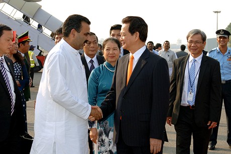 Đại diện Chính phủ Ấn Độ đón Thủ tướng, Phu nhân và Đoàn cấp cao Chính phủ Việt Nam tại sân bay Palam, New Delhi chiều 27/10. Ảnh: VGP/Nhật Bắc
