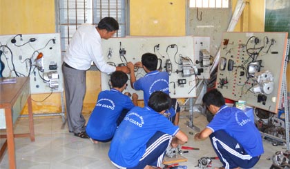Giáo viên Trường Cao đẳng Nghề tỉnh dạy sửa chữa xe gắn máy cho học viên của Trung tâm Chữa bệnh, giáo dục, lao động xã hội tỉnh.