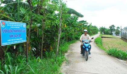 Con đường đạt tiêu chuẩn NTM ở xã Bình Nghị, huyện Gò Công Đông.