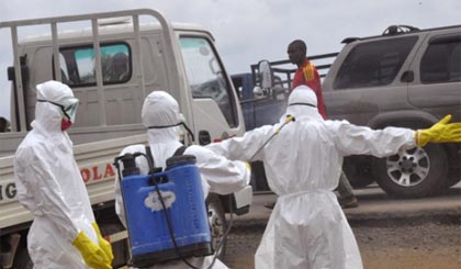 Các nhân viên y tế quốc tế tham gia phòng chống dịch Ebola tại Tây Phi. Ảnh: AP