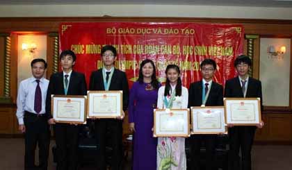Bà Nguyễn Thị Nghĩa, Thứ trưởng Bộ Giáo dục và Đào tạo trao Bằng khen cho các học sinh đoạt giải tại kỳ thi Olympic Vật lý quốc tế. Ảnh: Quý Trung