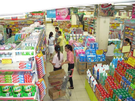 Hàng Việt tiêu thụ mạnh nhờ hệ thống phân phối (ảnh chụp tại Co.op Mart Mỹ Tho).
