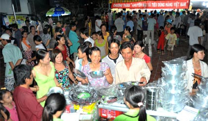 Người dân nông thôn ngày càng ưu tiên sử dụng hàng Việt (ảnh chụp tại một Phiên chợ hàng Việt về huyện Cái Bè).