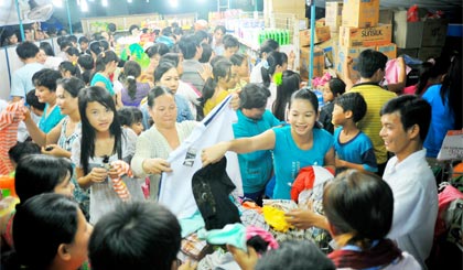 Người dân nông thôn ngày càng ưu tiên sử dụng hàng Việt (ảnh chụp tại một Phiên chợ hàng Việt tại huyện Cái Bè). 