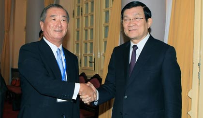 Chủ tịch nước Trương Tấn Sang và ông Yoichi Kobayashi, Chủ tịch Ủy ban Hợp tác kinh tế Nhật Bản-sông Mekong. Ảnh: Nguyễn Khang/TTXVN