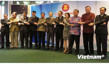 Đại sứ 10 nước ASEAN cùng vị khách mời (thuộc Bộ Ngoại giao Nga) bày tỏ tình đoàn kết. Ảnh: Quế Anh/Vietnam+