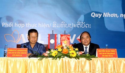 Phó Thủ tướng Nguyễn Xuân Phúc và Phó Thủ tướng Lào Somsavad Lengsavath chủ trì buổi tọa đàm. Ảnh: VGP/Lê Sơn