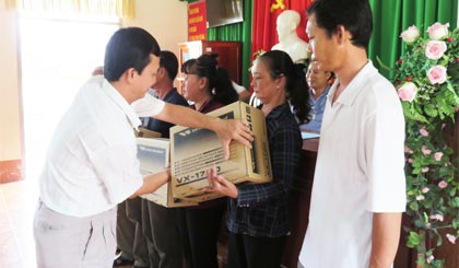 Ông Nguyễn Trọng Tuy, Chi cục trưởng Chi cục Thủy sản Tiền Giang trao máy thông tin liên lạc cho các tổ hợp tác khai thác thủy sản tại thị trấn Vàm Láng.