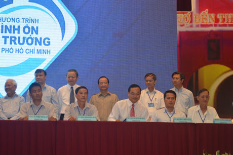 Đại diện DNTN Long Thuận (bìa trái) của tỉnh Tiền Giang ký kết hợp đồng về cung ứng và tiêu thụ sản phẩm với các DN của các tỉnh, thành miền Bắc.