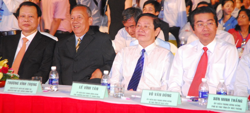 Phó Thủ tướng Vũ Văn Ninh (bìa trái) dự Lễ Khai mạc MDEC - Sóc Trăng 2014.