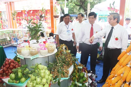 Ông Nguyễn Phong Quang, Phó Trưởng Ban Thường trực Ban Chỉ đạo Tây Nam bộ (thứ 2 từ phải sang) cùng lãnh đạo các bộ, ngành tham quan gian hàng  tại hội chợ triển lãm trong khuôn khổ MDEC - Sóc Trăng 2014.                                                                                                                                                                                    Ảnh: SĨ NGUYÊN