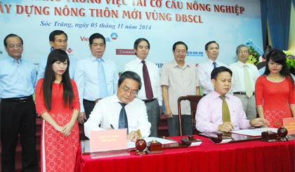 Ông Nguyễn Văn Đôn, Giám đốc Công ty TNHH Việt Hưng (trái) ký kết với Ngân hàng Thương mại cổ phần Ngoại thương Việt Nam Chi nhánh Tiền Giang vay 80 tỷ đồng đầu tư vào Cánh đồng lớn ở Tiền Giang.