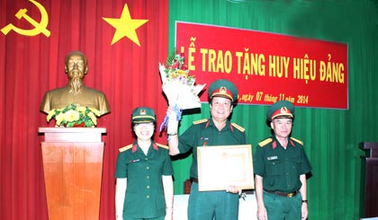 Đại tá Cao Văn Mĩa nhận Bằng Huy hiệu 30 năm tuổi đảng và hoa của Hội phụ nữ quân sự trao tặng