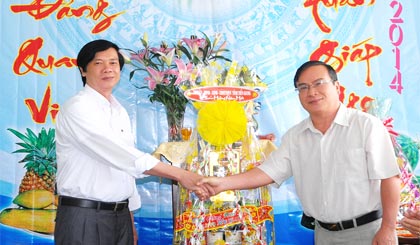 Bí thư Huyện ủy Châu thành Phạm Anh Tuấn (bên phải) tiếp Phó Bí thư Thường trực Tỉnh ủy Nguyễn Văn Danh.