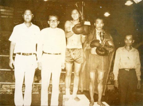 Võ sĩ Trần Bình Long (giữa) nhận Cúp Vô địch.