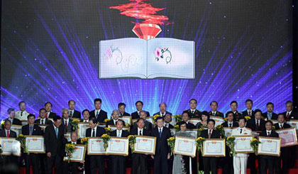 Chủ tịch nước Trương Tấn Sang trao danh hiệu Nhà giáo Nhân dân năm 2014 cho 39 nhà giáo. Ảnh: VGP/Đình Nam