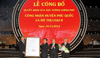 Phó Thủ tướng Nguyễn Xuân Phúc trao Quyết định của Thủ tướng Chính phủ công nhận Phú Quốc là đô thị loại 2 thuộc tỉnh. Ảnh: VGP/Lê Sơn