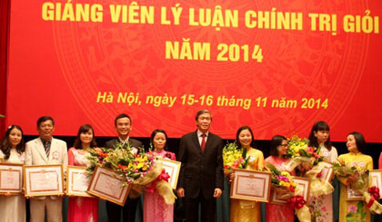  Đồng chí Đinh Thế Huynh trao giải nhất cho thí sinh Lê Thị Thanh Hà (thứ 5 từ trái qua)
