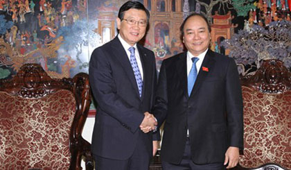 Phó Thủ tướng Nguyễn Xuân Phúc và ông Park Sam Koo, Chủ tịch Tập đoàn Kumho Asiana. Ảnh: VGP/Lê Sơn