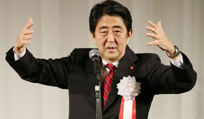Thủ tướng Nhật Bản Shinzo Abe phát biểu tại lễ kỷ niệm 50 năm ngày thành lập Đảng Komeito, một đối tác của Đảng Dân chủ Tự do trong liên minh cầm quyền ở Tokyo, ngày 17-11. Ảnh: Kyodo/ TTXVN
