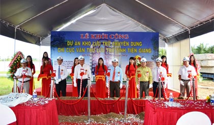Chủ tịch UBND tỉnh Nguyễn Văn Khang cùng lãnh đạo các sở, ban, ngành tỉnh và đơn vị thi công thực hiện nghi thức động thổ.