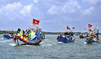 Một lễ hội truyền thống trên vùng biển Quảng Ngãi.. Ảnh: laodong.com.vn