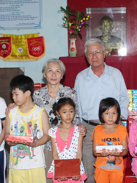  Thầy Phan Thanh Hồng cùng vợ tặng dụng cụ học tập cho học sinh ở xã Tân Mỹ Chánh