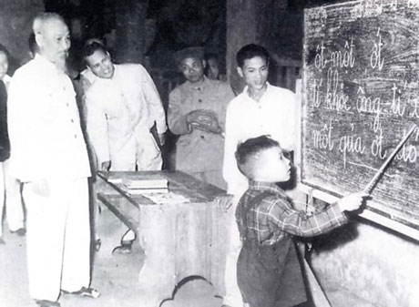 Bác Hồ thăm lớp học vỡ lòng ở Hàng Than (Hà Nội).