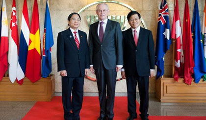 Đại sứ Vũ Đăng Dũng (trái) và Chủ tịch Hội đồng Châu Âu Herman van Rompuy (giữa). Ảnh: Việt Tú/Vietnam+