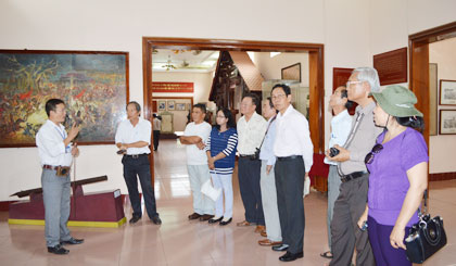 Đoàn của Hội Nhà báo tỉnh Tiền Giang thăm Bảo tàng Quang Trung.