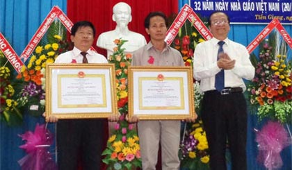 TS. Trần Thanh Đức, Phó Chủ tịch UBND tỉnh trao Huân chương Lao động hạng Ba cho các cá nhân.