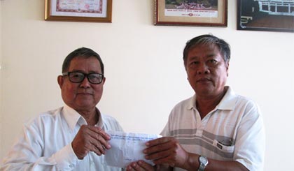 Ông Nguyễn Văn Lộc (trái), hỗ trợ Ban Liên lạc Cựu tù kháng chiến tỉnh 5 triệu đồng.