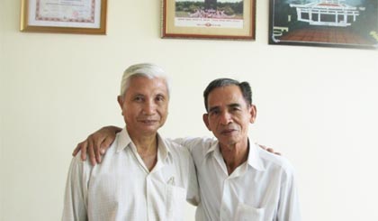 Ông Trương Văn Hưng (trái) và ông Trần Văn Mừng, 2 cựu tù tiêu biểu.
