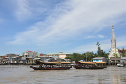 Du ngoạn trên sông là sở thích của khách du lịch nước ngoài.