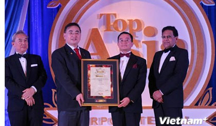  Đại sứ Việt Nam tại Malaysia Phạm Cao Phong (thứ hai từ bìa phải) tại lễ trao giải Top 10 of Asia. Ảnh: Vietnamplus